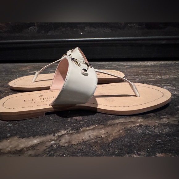 🚨SOLD🚨 KATE SPADE NEW YORK Cassia NEW White Patent Thong Flats Sandals Size 8.5 - Picture 12 of 16